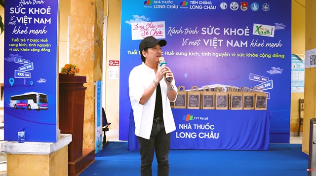 Nghệ sĩ Trường Giang đồng h&agrave;nh c&ugrave;ng Long Ch&acirc;u v&agrave; chia sẻ trong buổi thăm kh&aacute;m bệnh cho b&agrave; con tại huyện A Lưới - Huế.&nbsp; &nbsp;