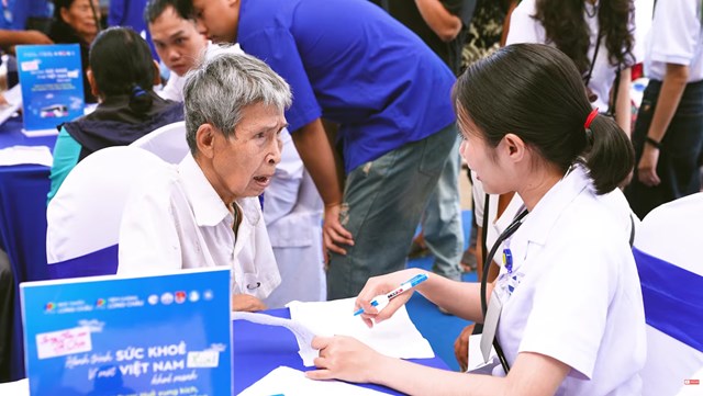 B&agrave; con được thăm kh&aacute;m tận t&igrave;nh, nhận thuốc miễn ph&iacute; v&agrave; được hướng dẫn c&aacute;ch nhận biết, ph&ograve;ng ngừa bệnh để chăm s&oacute;c sức khỏe chủ động hơn. &nbsp;