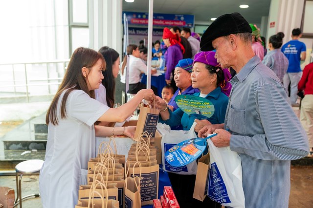 Long Ch&acirc;u đ&atilde; đặt ch&acirc;n đến những miền đất xa x&ocirc;i, để trao sức khỏe, gửi y&ecirc;u thương v&agrave; thắp l&ecirc;n tinh thần sẻ chia.&nbsp;