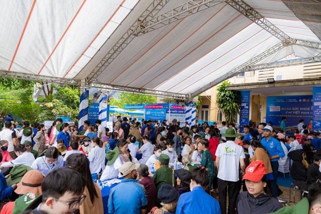 Đo&agrave;n xe Long Ch&acirc;u mang theo thiết bị y tế hiện đại, sản phẩm chăm s&oacute;c sức khoẻ c&ugrave;ng những tr&aacute;i tim đầy y&ecirc;u thương của đội ngũ b&aacute;c sĩ, dược sĩ. &nbsp;