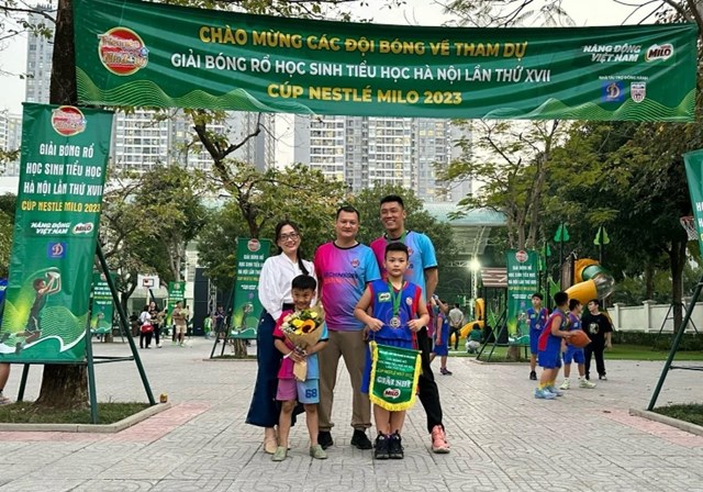 Từng cột mốc quan trọng của Phan Anh lu&ocirc;n c&oacute; b&oacute;ng d&aacute;ng bố mẹ đồng h&agrave;nh v&agrave; cổ vũ. Ảnh: NVCC &nbsp;