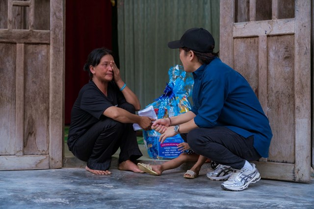 Trường Giang đồng h&agrave;nh c&ugrave;ng Long Ch&acirc;u tr&ecirc;n h&agrave;nh tr&igrave;nh sẻ chia y&ecirc;u thương tại mảnh đất th&acirc;n t&igrave;nh - Huế.&nbsp; &nbsp;