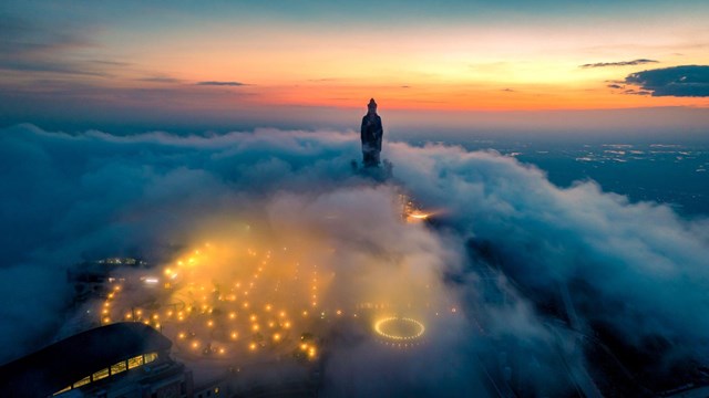 Đỉnh n&uacute;i B&agrave; Đen huyền ảo trong m&acirc;y. Ảnh: Nguyễn Minh T&uacute; &nbsp;