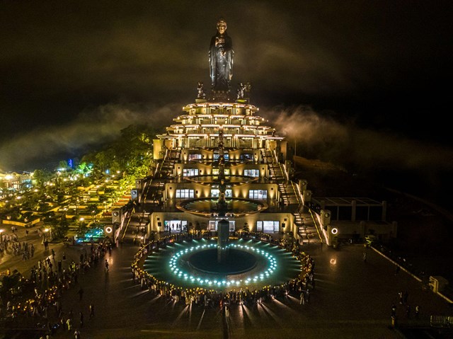 Đ&ecirc;m lung linh tr&ecirc;n đỉnh n&uacute;i B&agrave; Đen. Ảnh: Sun World Ba Den Mountain &nbsp;