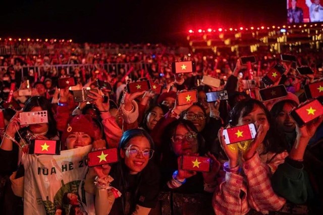 Chương tr&igrave;nh nghệ thuật quy m&ocirc; lớn đ&atilde; quy tụ h&agrave;ng chục ngh&igrave;n bạn trẻ c&ugrave;ng đ&ocirc;ng đảo kh&aacute;n giả tham gia, mang đến kh&ocirc;ng gian &acirc;m nhạc b&ugrave;ng nổ với sắc đỏ sao v&agrave;ng rực rỡ.