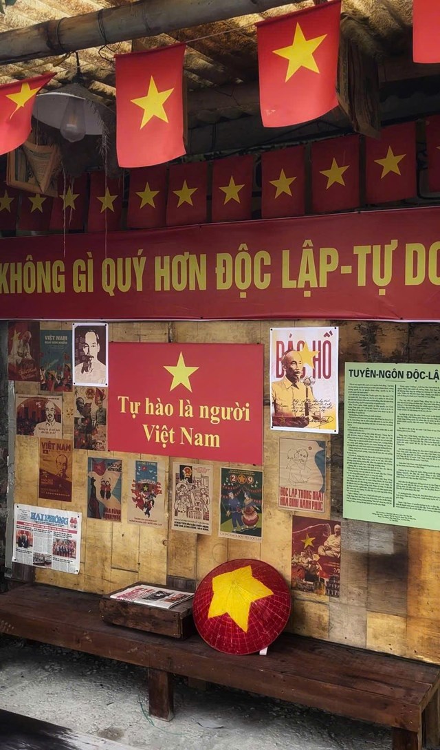 Nhiều địa điểm, hoạt động thu hút giới trẻ với những sản phẩm mang màu cờ Tổ quốc.