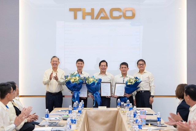 Ban l&atilde;nh đạo THACO trao quyết định v&agrave; tặng hoa ch&uacute;c mừng 3 Ph&oacute; Tổng Gi&aacute;m đốc mới tại cuộc họp s&aacute;ng ng&agrave;y 16/8 &nbsp;