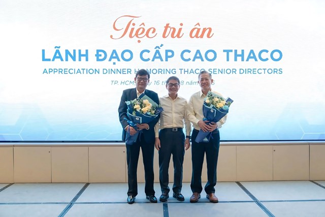 Chủ tịch HĐQT THACO Trần B&aacute; Dương trao hoa tri &acirc;n Tổng Gi&aacute;m đốc THACO Phạm Văn T&agrave;i v&agrave; Gi&aacute;m đốc cao cấp phụ tr&aacute;ch VHTT Nguyễn Một &nbsp;
