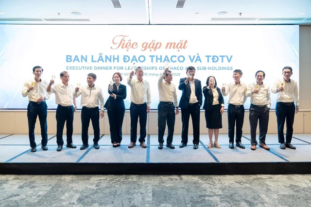 Ban l&atilde;nh đạo THACO v&agrave; l&atilde;nh đạo c&aacute;c Tập đo&agrave;n th&agrave;nh vi&ecirc;n n&acirc;ng ly tại tiệc gặp mặt tối ng&agrave;y 16/8 &nbsp;