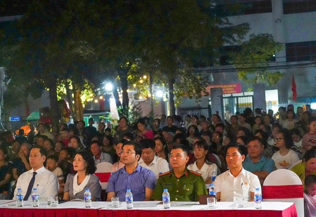 C&aacute;c đại biểu kh&aacute;ch qu&yacute; v&agrave; đ&ocirc;ng đảo Nh&acirc;n d&acirc;n tham dự chương tr&igrave;nh nghệ thuật&nbsp;