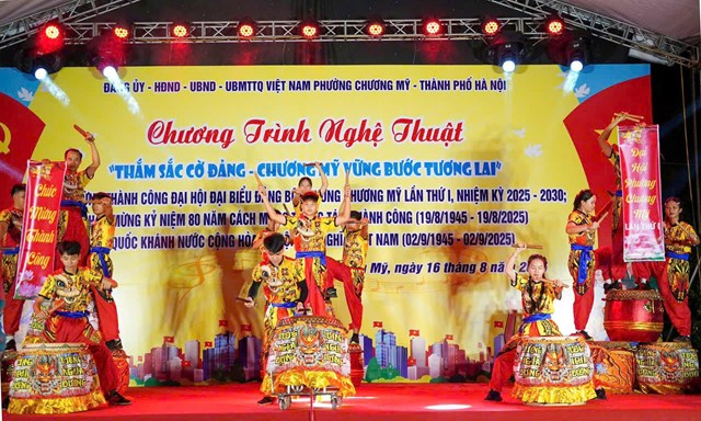 Chương tr&#236;nh nghệ thuật “Thắm sắc cờ Đảng – Chương Mỹ vững bước tương lai” - Ảnh 1