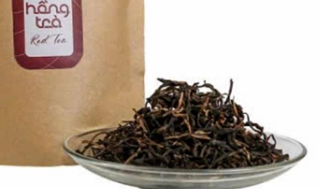 Hồng trà Tuyên Quang được chế biến công phu từ búp chè san tuyết cổ thụ, trải qua quá trình ủ và oxy hóa tự nhiên, tạo nên vị trà thanh ngọt, hậu vị sâu lắng cùng nhiều dưỡng chất tốt cho tim mạch, tiêu hóa và làn da.