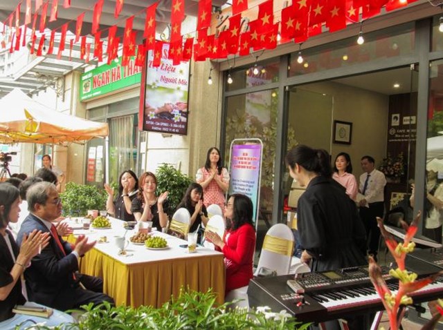 Kh&aacute;ch mời đ&ocirc;ng đảo tại ng&agrave;y lễ khai trương qu&aacute;n Cafe More Hanoi cơ sở 2
