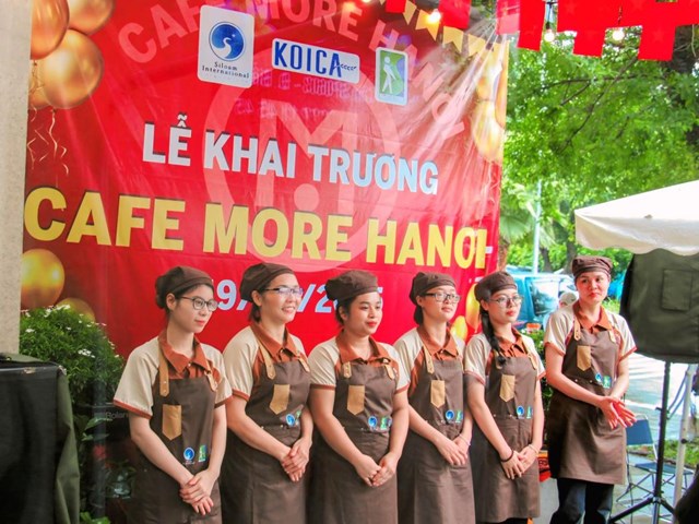 Nụ cười tươi tắn của nh&acirc;n vi&ecirc;n khiếm thị l&agrave;m việc tại Cafe More Hanoi cơ sở 2