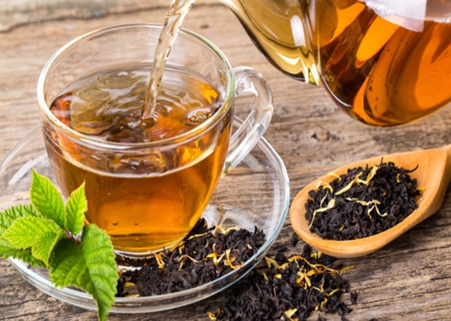 Một tách trà đen buổi sáng tưởng chừng nhẹ nhàng, nhưng lượng caffeine trong đó lại đủ sức đánh thức và duy trì sự tỉnh táo cho cơ thể suốt nhiều giờ.