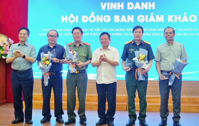Tặng hoa tri &acirc;n Hội đồng Ban gi&aacute;m khảo cuộc thi &nbsp;