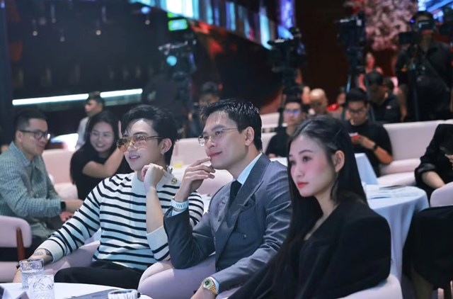 Nhiều nghệ sĩ, c&aacute;c đối t&aacute;c c&ugrave;ng đ&ocirc;ng đảo ph&oacute;ng vi&ecirc;n c&aacute;c cơ quan b&aacute;o ch&iacute; tại Nh&agrave; h&aacute;t Hồ Gươm chiều 19/8. &nbsp;
