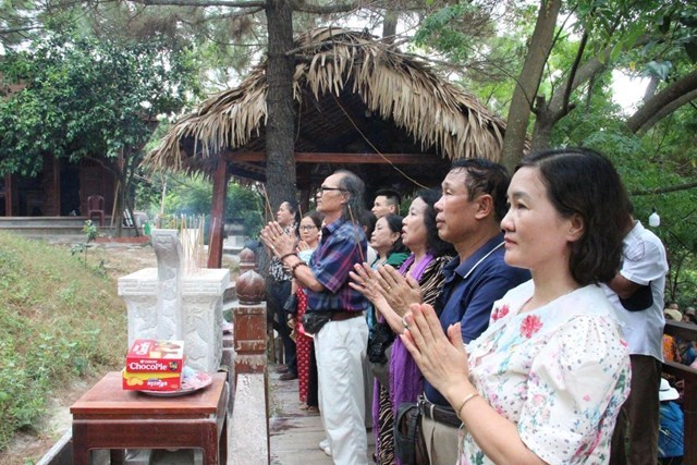 Đo&agrave;n Văn nghệ sĩ d&acirc;ng hương Đại tướng V&otilde; Nguy&ecirc;n Gi&aacute;p