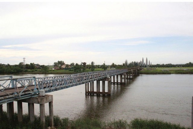Cầu Hiền Lương bắc qua s&ocirc;ng Bến Hải