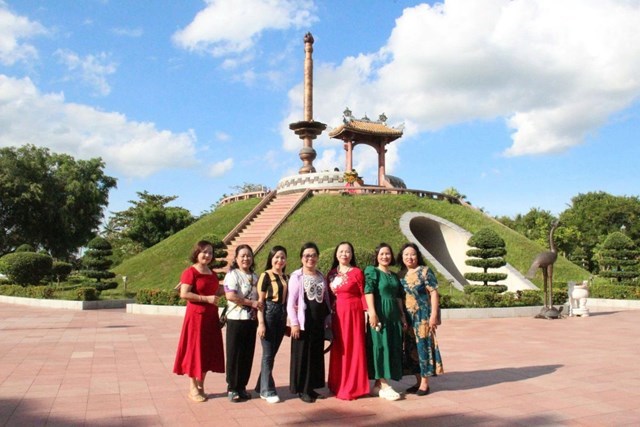 Nữ Văn nghệ sĩ chụp ảnh lưu niệm dưới đ&agrave;i tưởng niệm Liệt sĩ Th&agrave;nh cổ Quảng Trị