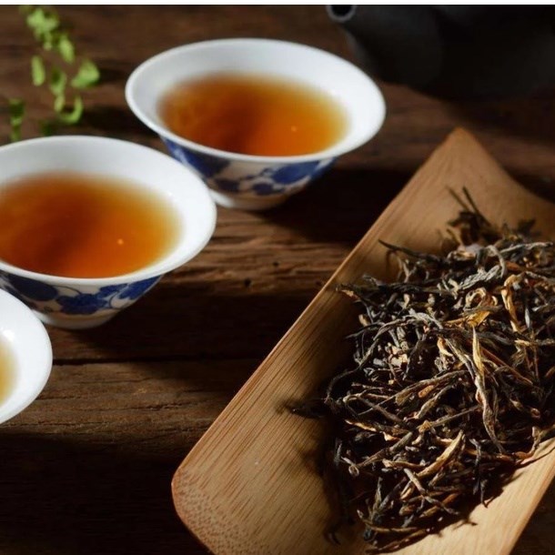 Với sắc nước đỏ sóng sánh, hương vị đậm đà cùng nhiều lợi ích sức khỏe, hồng trà chính là tinh hoa mùa thu dành cho người yêu trà.