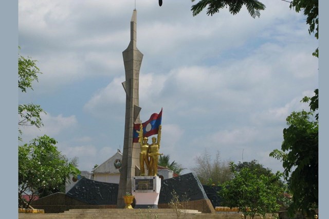Điểm cuối Đường 9 tại thị x&atilde; Caysone Phomvihane tỉnh Savannakhet l&agrave; Đ&agrave;i tưởng niệm Liệt sĩ Việt L&agrave;o