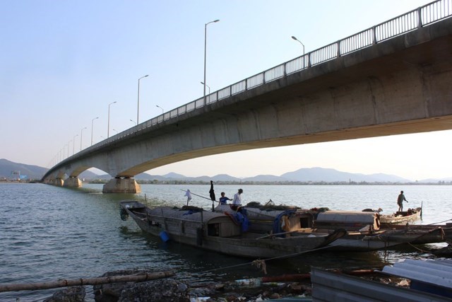 Cầu Gianh bắc qua s&ocirc;ng Gianh