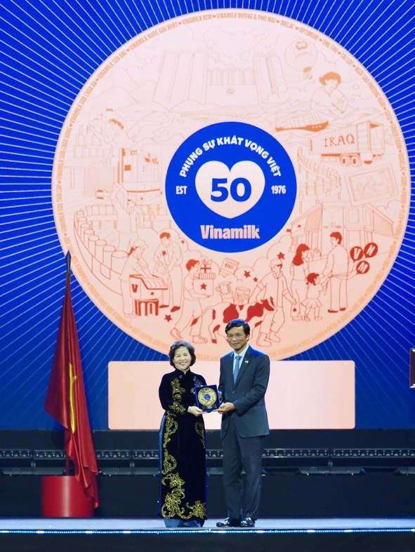Chủ tịch HĐQT Vinamilk Nguyễn Hạnh Ph&uacute;c trao Kỷ niệm chương 50 năm cống hiến trọn đời cho Tổng Gi&aacute;m đốc Mai Kiều Li&ecirc;n. Ảnh: Vi Nam