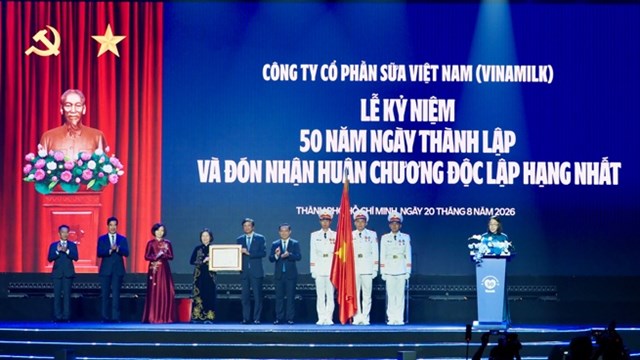 &Ocirc;ng Nguyễn Văn Được, Ủy vi&ecirc;n BCH Trung ương Đảng, Ph&oacute; B&iacute; thư Th&agrave;nh ủy, Chủ tịch UBND TP.HCM trao Hu&acirc;n chương Độc lập hạng Nhất cho Vinamilk. Ảnh: Vi Nam &nbsp;