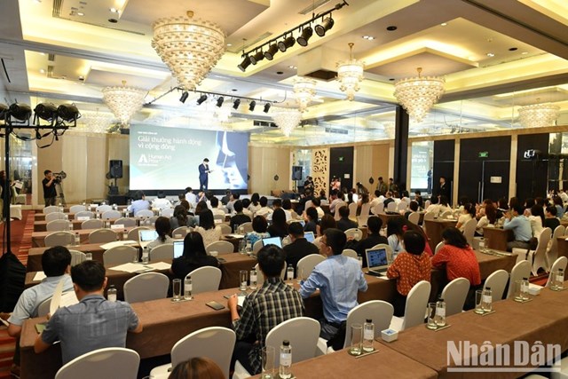 Quang cảnh lễ c&ocirc;ng bố Giải thưởng h&agrave;nh động v&igrave; cộng đồng - Human Act Prize (Ảnh: Th&agrave;nh Đạt - B&aacute;o Nh&acirc;n D&acirc;n)&nbsp; &nbsp;