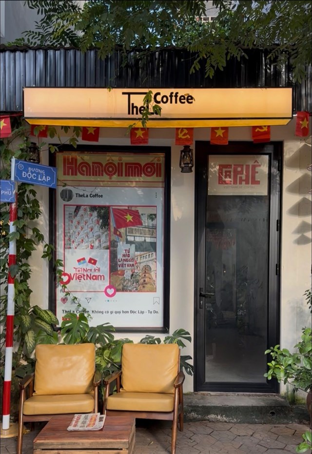 Ngay trước cửa TheLa Coffee t&aacute;i hiện sinh động n&eacute;t đặc trưng của H&agrave; Nội với h&igrave;nh ảnh b&aacute;o H&agrave; Nội Mới, bảng t&ecirc;n đường &ldquo;Độc Lập&rdquo; v&agrave; &ldquo;Điện Bi&ecirc;n Phủ&rdquo;, gợi nhớ kh&ocirc;ng kh&iacute; thủ đ&ocirc; xưa (Ảnh: TheLa Coffee)
