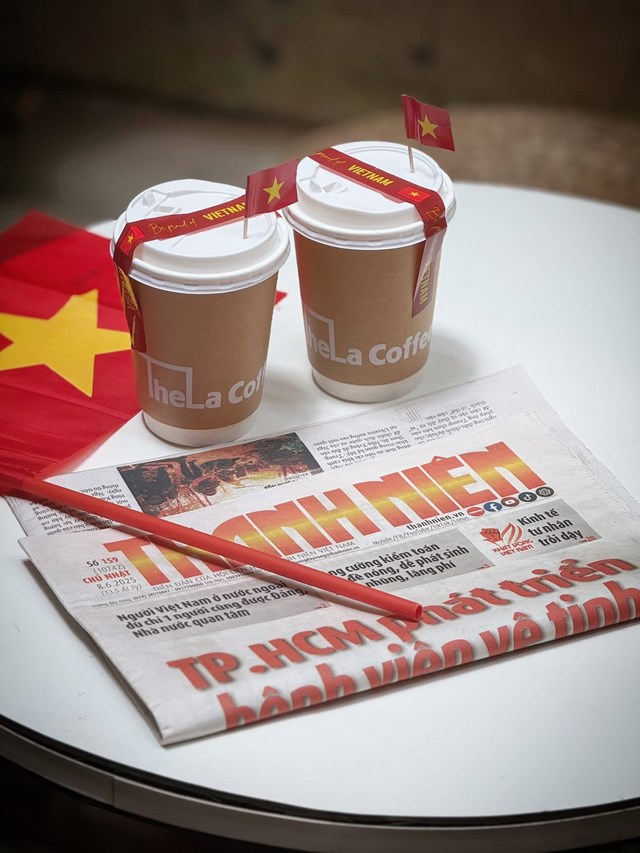 Đồ uống tại TheLa Coffee nổi bật với l&aacute; cờ đỏ sao v&agrave;ng c&ugrave;ng băng r&ocirc;n nhỏ in d&ograve;ng chữ "Be Proud of Vietnam" (Ảnh: TheLa Coffee)