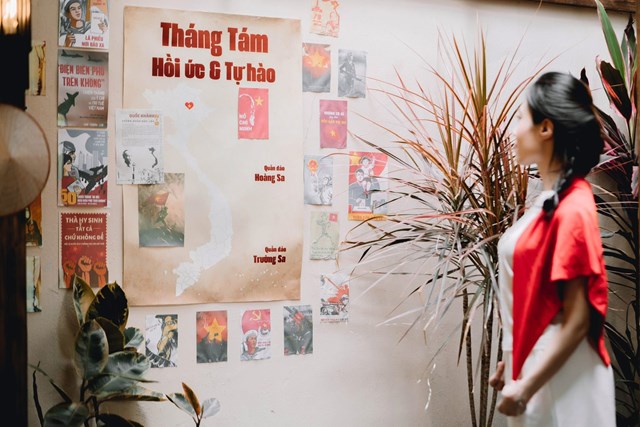 Kh&aacute;ch h&agrave;ng check-in, tận hưởng kh&ocirc;ng gian ấm c&uacute;ng của qu&aacute;n (Ảnh: Bi Linh)