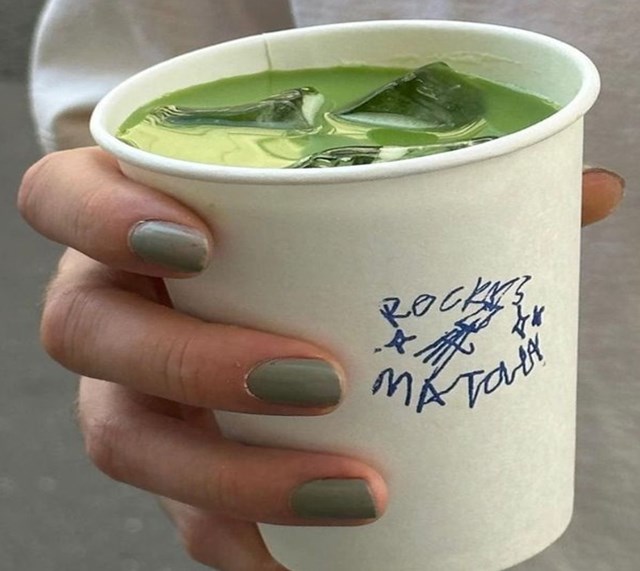 Uống một ly matcha mỗi ngày không chỉ giúp bạn có một tinh thần minh mẫn mà còn giúp da dẻ hồng hào, sáng mịn từ bên trong. Ảnh minh họa