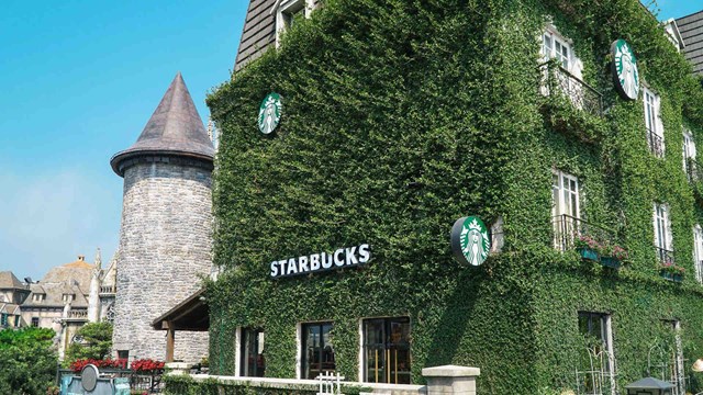Cửa h&agrave;ng Starbucks tại L&agrave;ng Ph&aacute;p - một trong những điểm check-in hot nhất tại Sun World Ba Na Hills &nbsp;