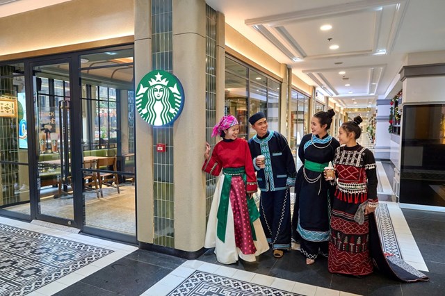 Kh&ocirc;ng gian Starbucks Sun Plaza được lấy cảm hứng từ ga t&agrave;u hỏa Mường Hoa &nbsp;
