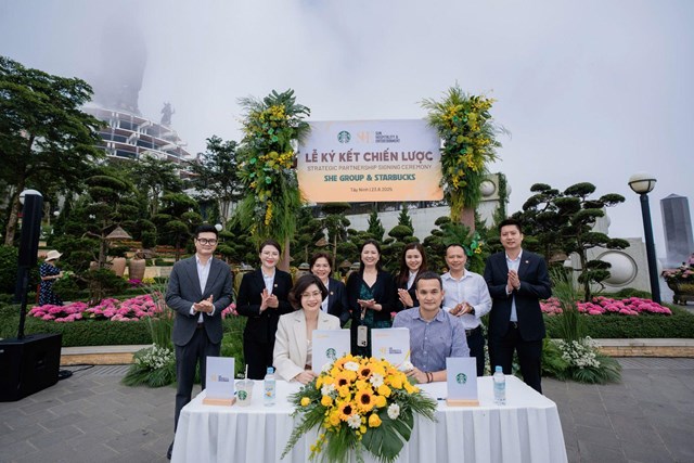 Lễ k&yacute; kết chiến lược giữa SHE v&agrave; Starbucks diễn ra v&agrave;o s&aacute;ng 23/8/2025 tại KDL Sun World Ba Den Mountain &nbsp;