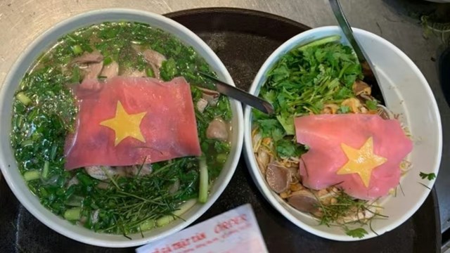 &#160;L&#224;n s&#243;ng ẩm thực &quot;y&#234;u nước&quot;: Khi cờ đỏ sao v&#224;ng hiện diện trong từng b&#225;t phở, ly c&#224; ph&#234; tại H&#224; Nội - Ảnh 1