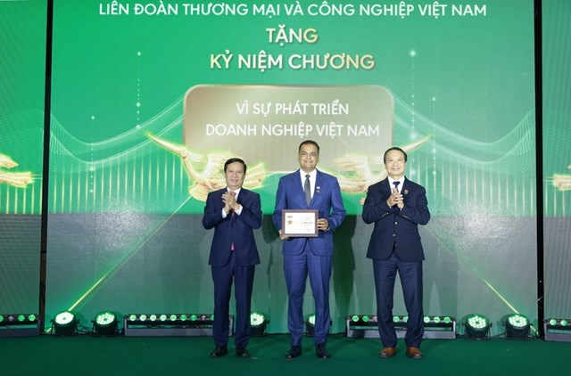 &Ocirc;ng Binu Jacob, Tổng Gi&aacute;m đốc Nestl&eacute; Việt Nam, Đồng Chủ tịch VBCSD, được VBCSD trao kỷ niệm chương ghi nhận đ&oacute;ng g&oacute;p t&iacute;ch cực trong h&agrave;nh tr&igrave;nh 15 năm th&uacute;c đẩy ph&aacute;t triển bền vững tại Việt Nam. &nbsp;