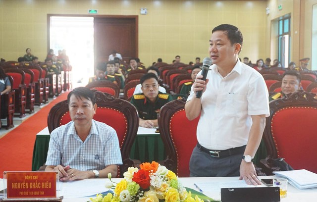 Đại diện l&atilde;nh đạo Ban Tuy&ecirc;n gi&aacute;o v&agrave; D&acirc;n vận Tỉnh ủy tham gia &yacute; kiến về c&ocirc;ng t&aacute;c tuy&ecirc;n truyền kỷ niệm 80 năm Ng&agrave;y truyền thống Lực lượng vũ trang tỉnh