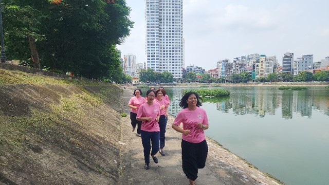 Những cơn mưa đầu th&aacute;ng 8 kh&ocirc;ng l&agrave;m giảm quyết t&acirc;m của c&aacute;c nữ vận động vi&ecirc;n Vinamilk tr&ecirc;n h&agrave;nh tr&igrave;nh chinh phục mục ti&ecirc;u chung (Ảnh: NVCC). &nbsp;