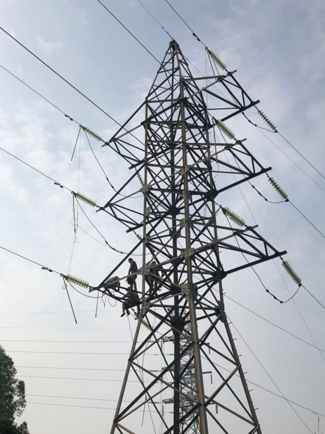 BA2 thi c&ocirc;ng dự &aacute;n N&acirc;ng cao khả năng truyền tải đường d&acirc;y 110kV từ TBA 220kV Bắc Ninh - VT76 v&agrave; c&aacute;c nh&aacute;nh rẽ trong những ng&agrave;y tỉnh Bắc Ninh đang thực hiện gi&atilde;n c&aacute;ch v&igrave; Covid-19 v&agrave; đ&atilde; ho&agrave;n th&agrave;nh giai đoạn 2 trong th&aacute;ng 7/2021
