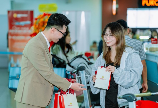 Du kh&aacute;ch nhận qu&agrave; ch&agrave;o mừng từ h&atilde;ng &nbsp;
