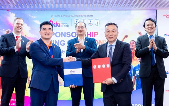 Madam Pang trao tặng &aacute;o đấu cho Tiến sĩ Nguyễn Thị Phương Thảo &nbsp;