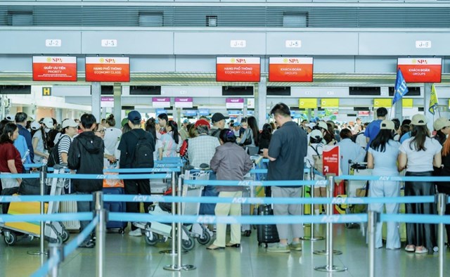 Những du kh&aacute;ch đầu ti&ecirc;n của đường bay l&agrave;m thủ tục tại quầy &nbsp;