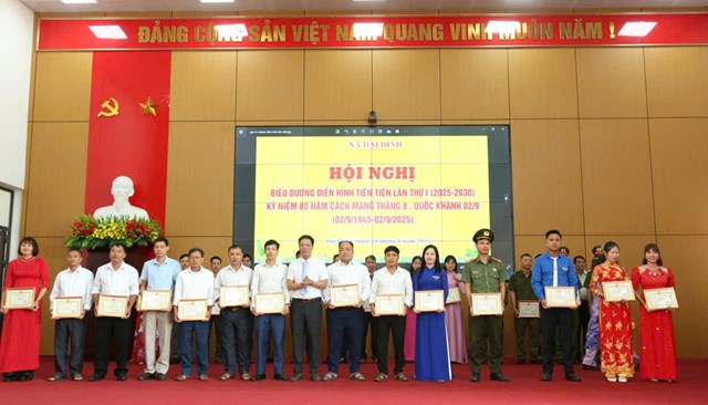 L&atilde;nh đạo Đảng ủy, HĐND, UBND x&atilde; Đại Đ&igrave;nh tặng Giấy khen cho c&aacute;c tập thể c&aacute; nh&acirc;n c&oacute; th&agrave;nh t&iacute;ch xuất sắc trong phong tr&agrave;o thi đua y&ecirc;u nước giai đoạn 2020 - 2025