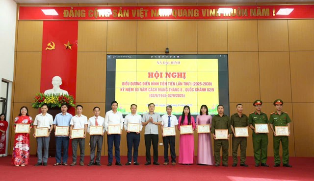 L&atilde;nh đạo Đảng ủy, HĐND, UBND x&atilde; Đại Đ&igrave;nh tặng Giấy khen cho c&aacute;c tập thể c&aacute; nh&acirc;n c&oacute; th&agrave;nh t&iacute;ch xuất sắc trong phong tr&agrave;o thi đua y&ecirc;u nước giai đoạn 2020 - 2025