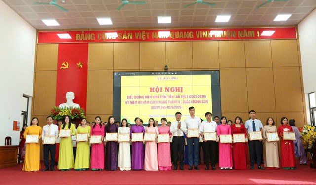 L&atilde;nh đạo Đảng ủy, HĐND, UBND x&atilde; Đại Đ&igrave;nh tặng Giấy khen cho c&aacute;c tập thể c&aacute; nh&acirc;n c&oacute; th&agrave;nh t&iacute;ch xuất sắc trong phong tr&agrave;o thi đua y&ecirc;u nước giai đoạn 2020 - 2025