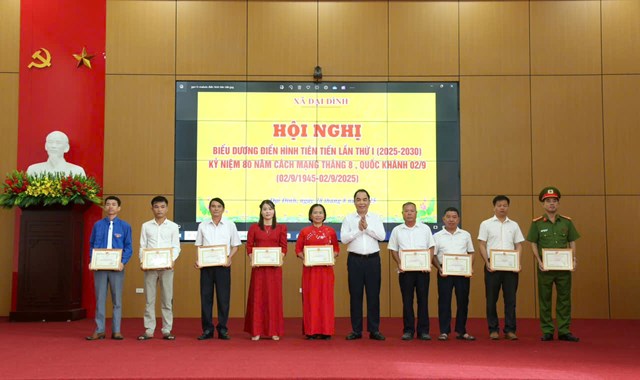 L&atilde;nh đạo Đảng ủy, HĐND, UBND x&atilde; Đại Đ&igrave;nh tặng Giấy khen cho c&aacute;c tập thể c&aacute; nh&acirc;n c&oacute; th&agrave;nh t&iacute;ch xuất sắc trong phong tr&agrave;o thi đua y&ecirc;u nước giai đoạn 2020 - 2025