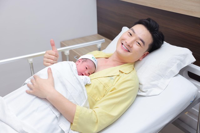 Khoảnh khắc hạnh ph&uacute;c của diễn vi&ecirc;n Trọng L&acirc;n khi đ&oacute;n con đầu l&ograve;ng tại BVĐK Phương Đ&ocirc;ng.